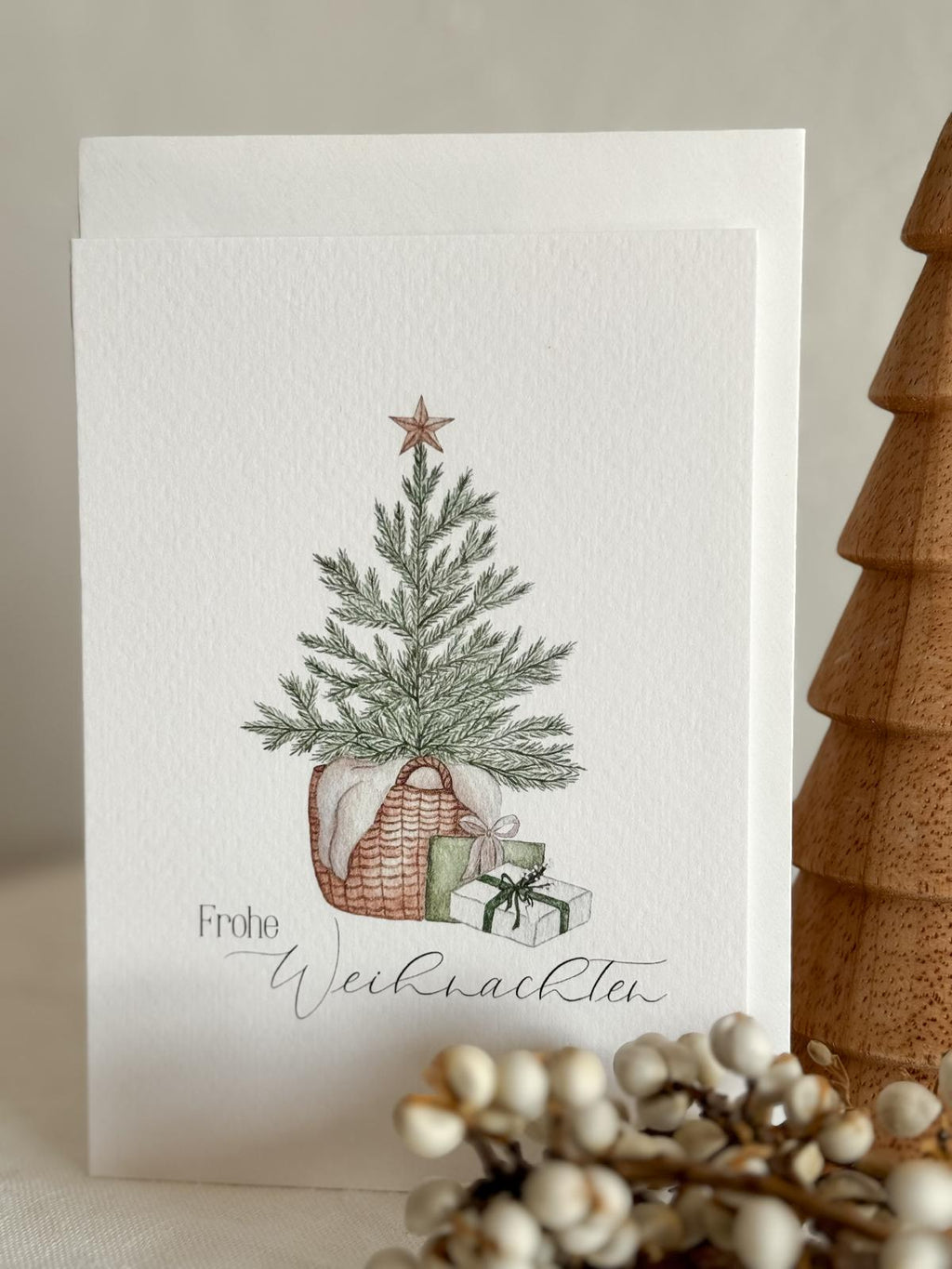 Postkarte | Klappkarte „Frohe Weihnachten“ – Handgemalte Aquarellkarte mit Tannenzweig im Korb & Geschenken