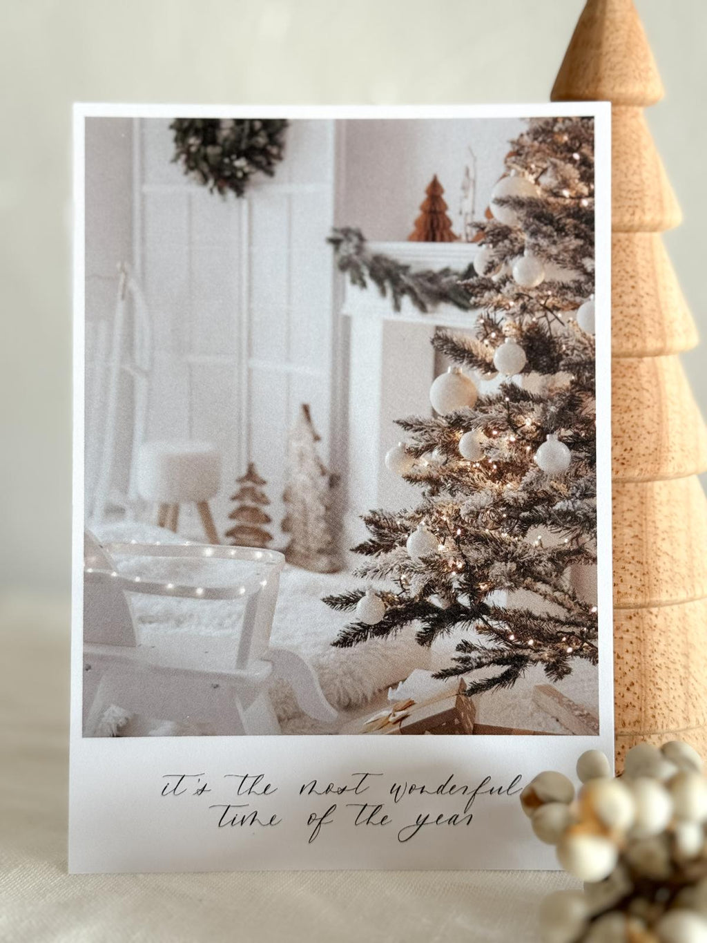 Postkarte „It’s the most wonderful time of the year“ – Stimmungsvolle Weihnachtskarte mit festlich geschmücktem Wohnzimmer