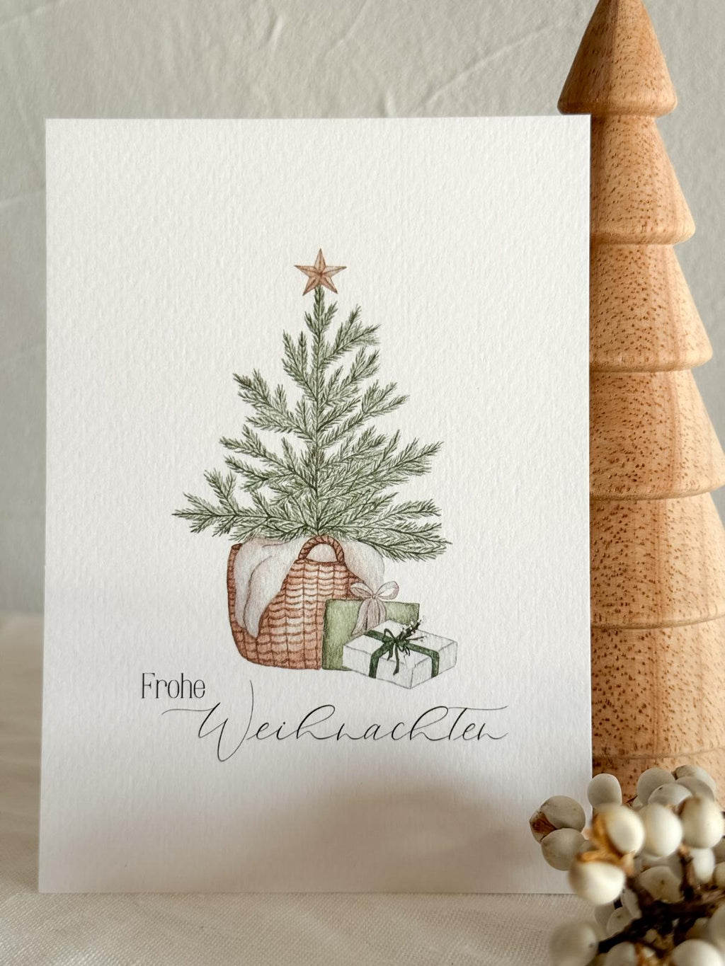 Postkarte | Klappkarte „Frohe Weihnachten“ – Handgemalte Aquarellkarte mit Tannenzweig im Korb & Geschenken