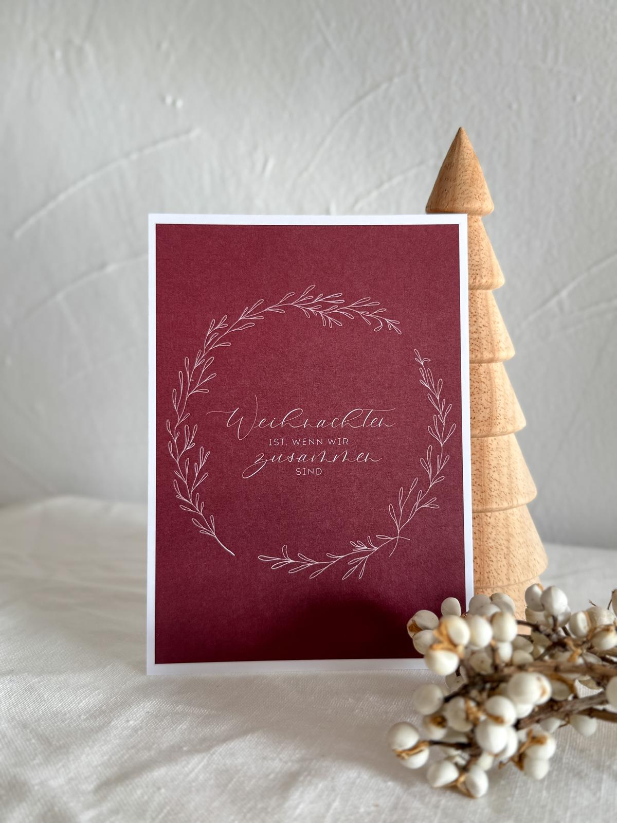 Postkarte „Weihnachten ist, wenn wir zusammen sind“ – Minimalistische Weihnachtskarte mit Handlettering & Kranz