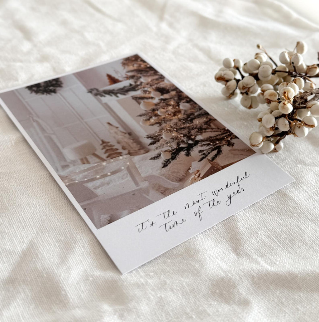 Postkarte „It’s the most wonderful time of the year“ – Stimmungsvolle Weihnachtskarte mit festlich geschmücktem Wohnzimmer