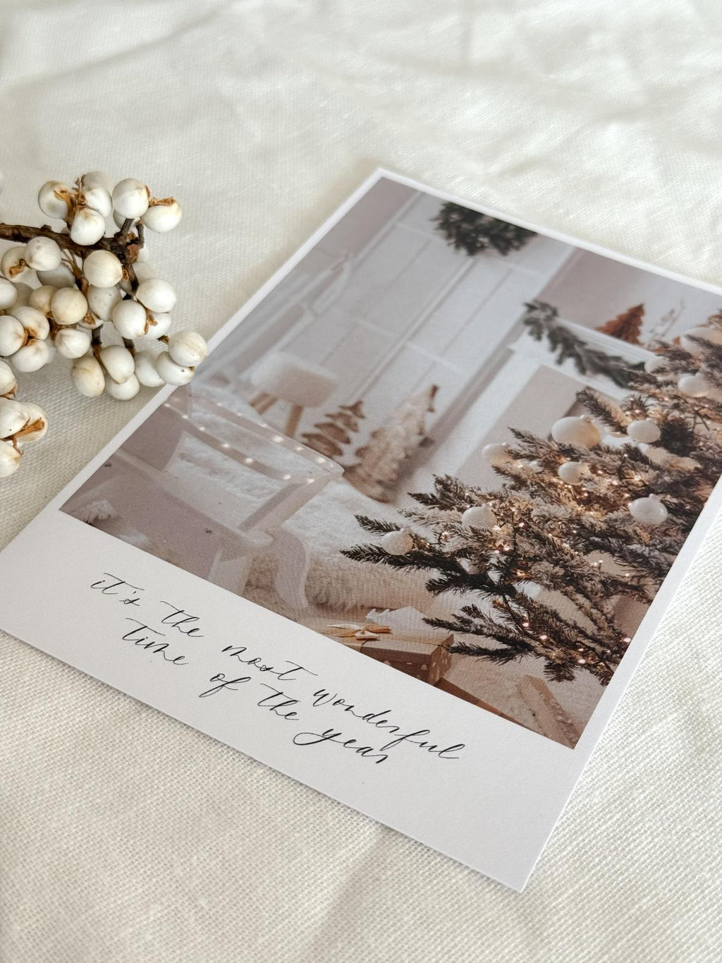 Postkarte „It’s the most wonderful time of the year“ – Stimmungsvolle Weihnachtskarte mit festlich geschmücktem Wohnzimmer