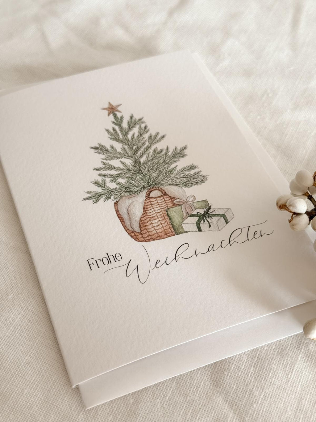 Postkarte | Klappkarte „Frohe Weihnachten“ – Handgemalte Aquarellkarte mit Tannenzweig im Korb & Geschenken